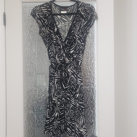 Flattering Wrap Dress - Picture 2 of 3